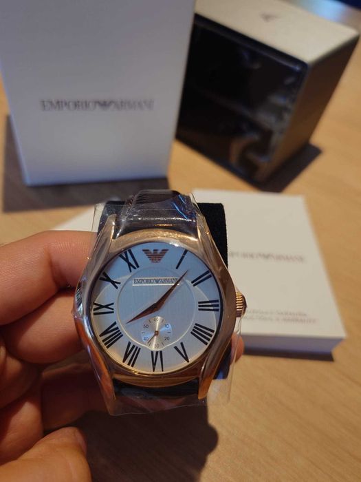 Ceas bărbați Emporio Armani auriu, cu bratara din piele maro nou, cu certificat de autenticitate si cutia originala