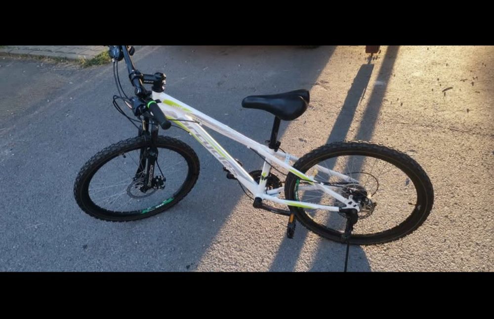 Vând bicicleta cu roți de 20"