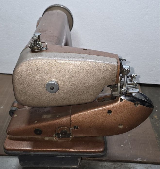 Продаётся подшивочная швейная машинка потайного стежка.