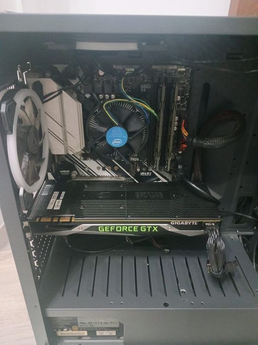 Vând PC-i3 9100F, gtx 1070, 16gb RAM, sursa 620W+tastatura mecanica