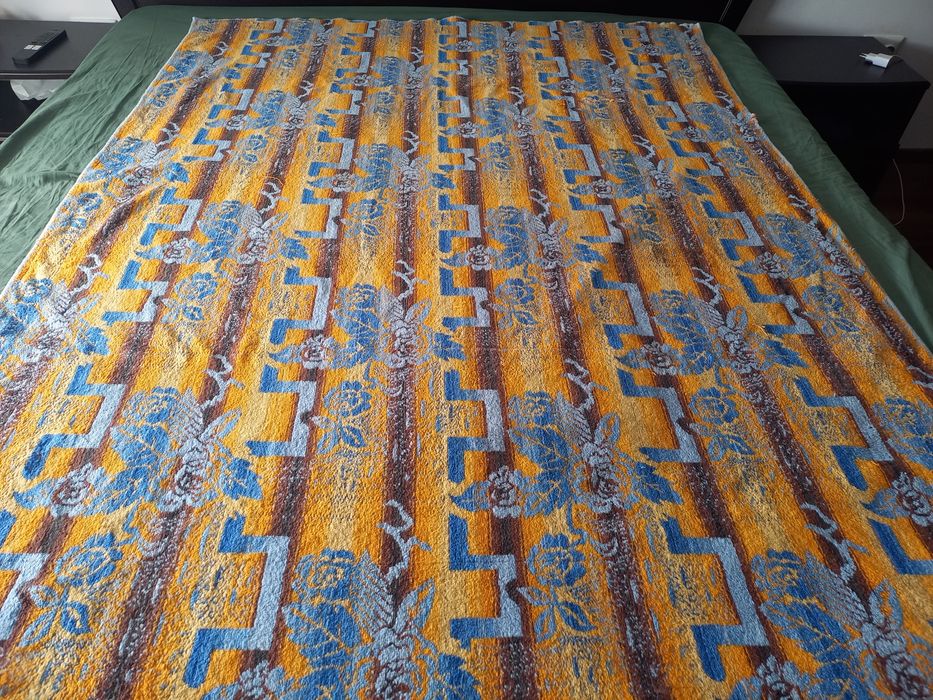 Vand paturica groasa 130 x 170 cm si vaza  in stare foarte buna