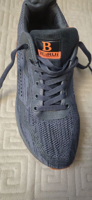 Продам мужские кроссовки