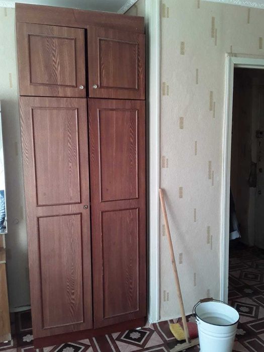 Продается двустворчатый платяной шкаф с антресолью.