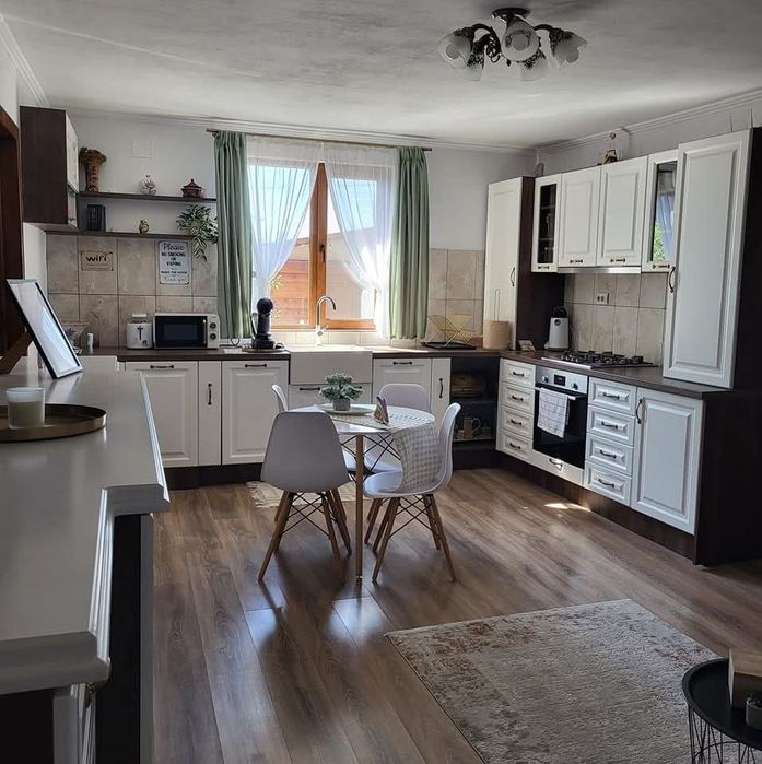 Casă de închiriat în regim hotelier!