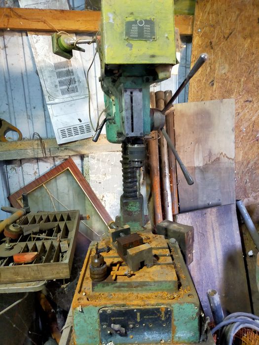 Фрезерный и сверлильный станки.