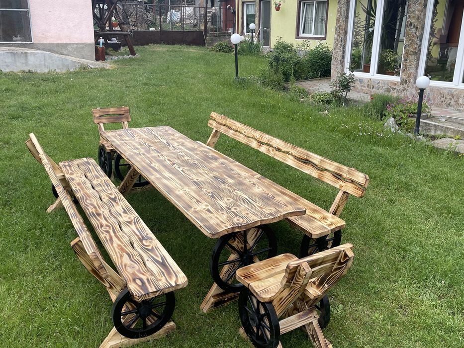 Masa din lemn masiv pentru terasa foisor