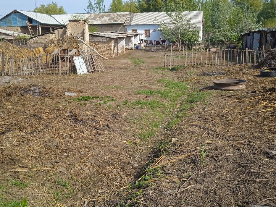 Uy sotiladi yaxshi joyda