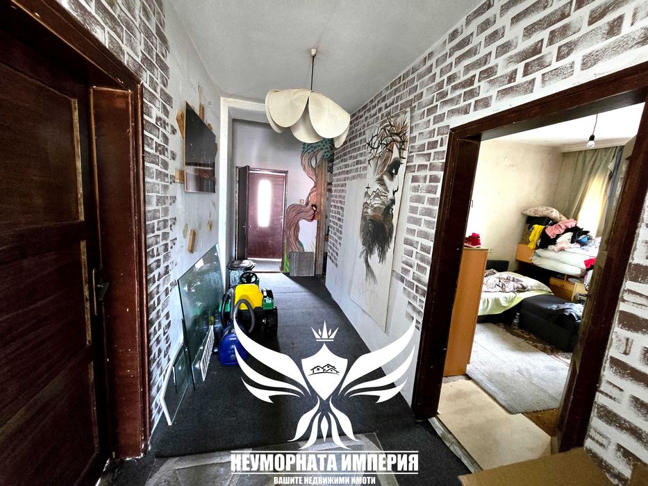 Продавам обзаведен тристаен с площ от 120 кв.м. с 1/2 двор в град Смолян квартал Каптажа