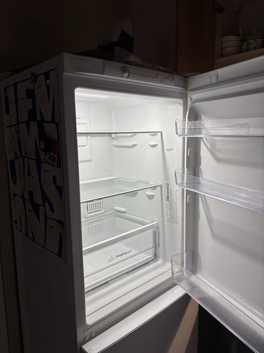 Продам холодильник INDESIT (почти новый)
