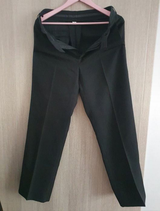 Vând costum negru bărbătesc