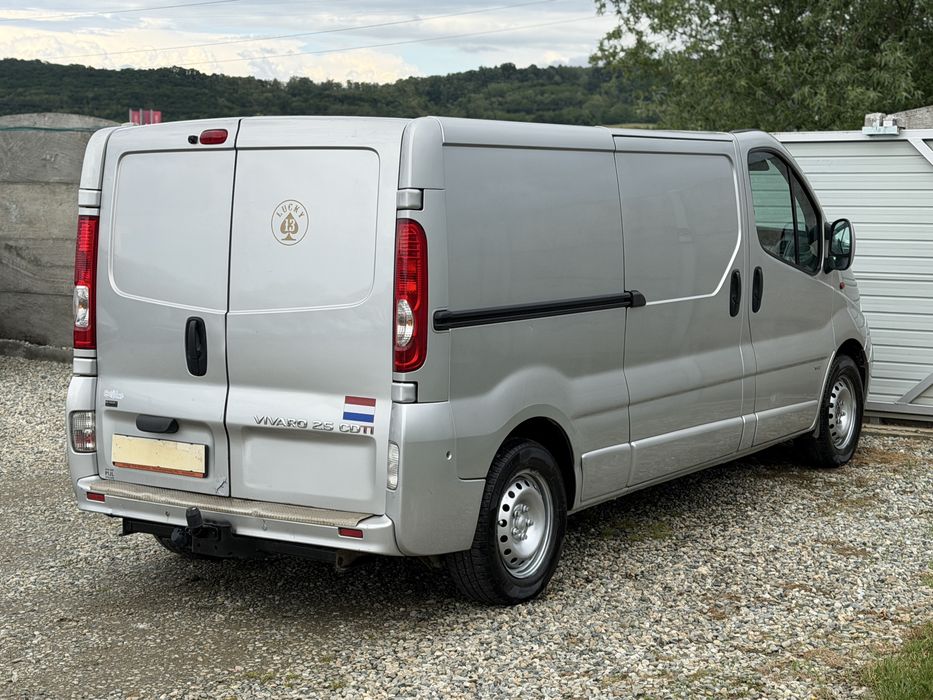Opel Vivaro Lung  2010 - 2.5 CDTI - 115 CP - Navigatie - A/C - 3 Locuri + Marfa