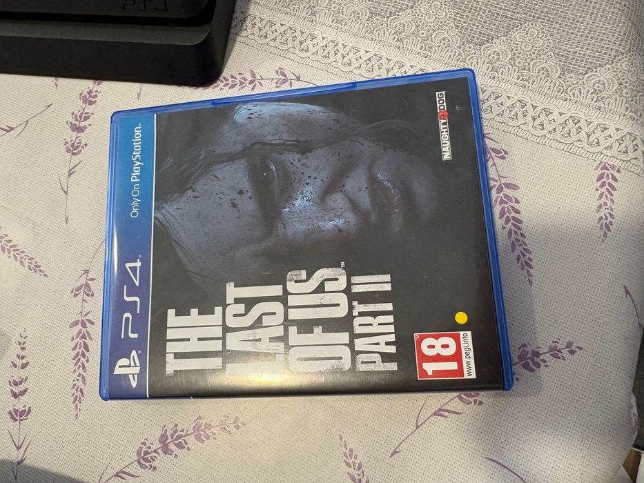 Vând PS4 Slim în stare bună.  Consola funcționează fără probleme. Vine însoțită de: - 1 manetă (controller) - jocurile: The Last of Us Part I, part 2