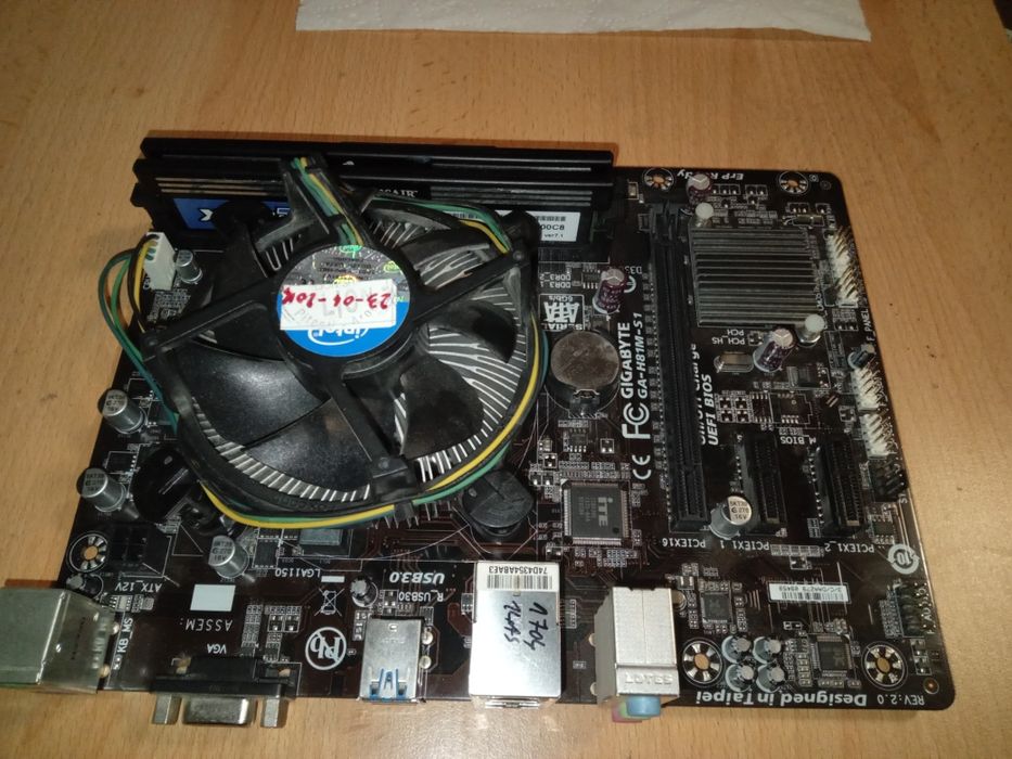 O Kit Intel i3 , placă baza  și cooler