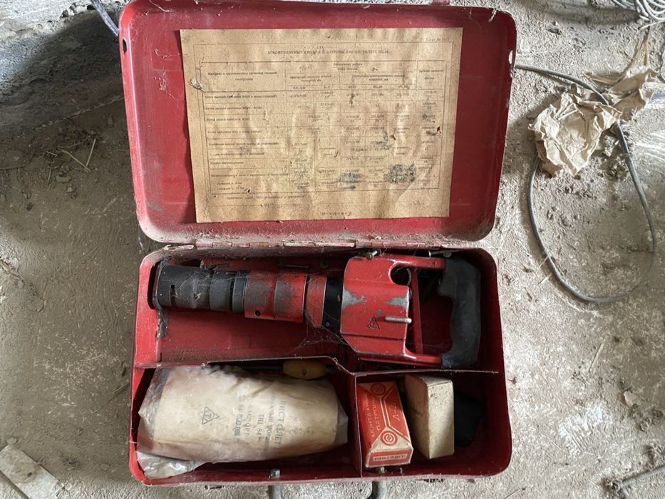 Монтажный пороховой пистолет ТП-84 (СССР) в металлическом кейсе