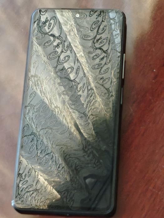 Poco F3 8/256 в отличном состоянии  + чехлы