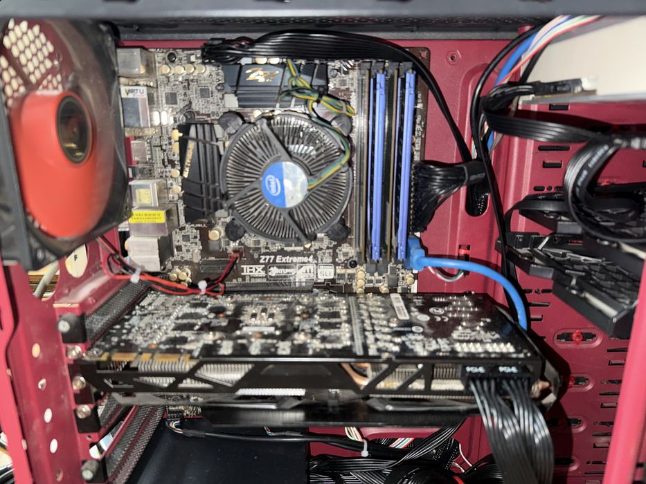 Pc intel i5 2500k, 16gb ram, GTX780ti 3gb, ssd 512gb.