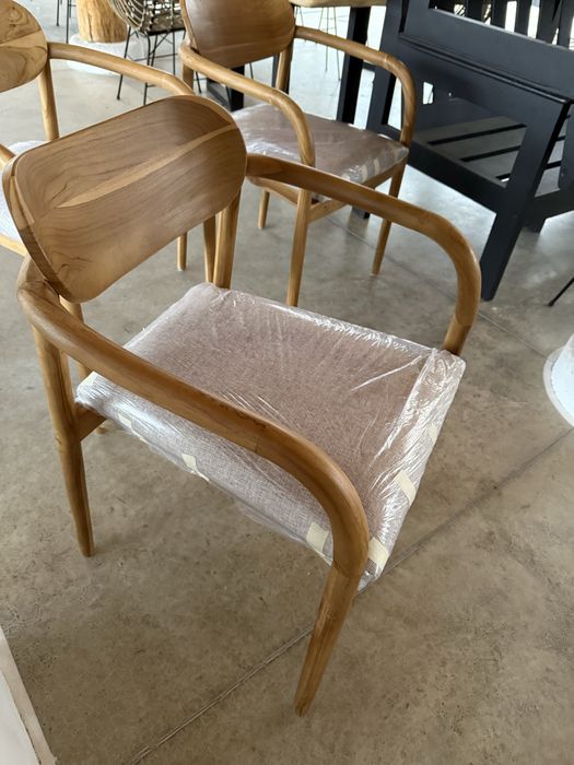 Стол от тиково дърво и дамаска