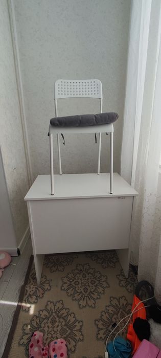 Мебель стол стул и полка для книг