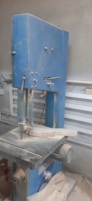 Ленточная пила по дереву