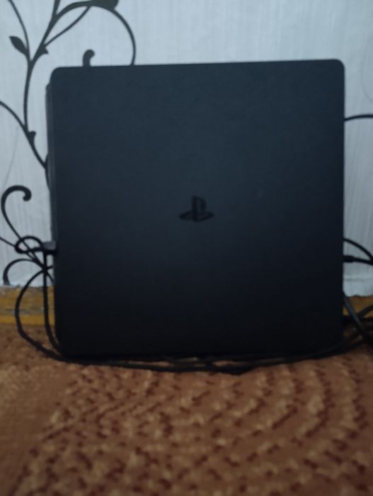 Продам PS4 с 2 геймпадами