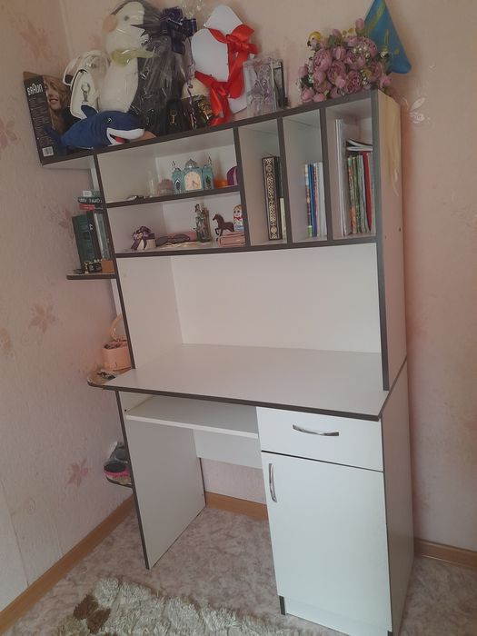 Комплект: кровать, столик, ковер.