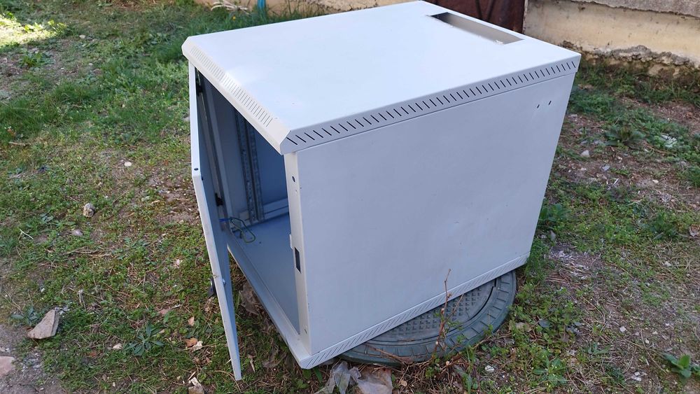 Комуникационен шкаф - сървърен шкаф - рак шкаф 12U Triton.