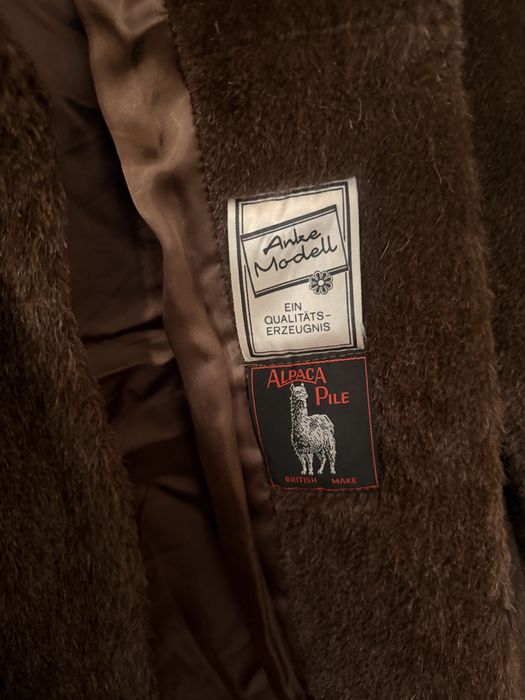 Разпродажба на запазени връхни дрехи