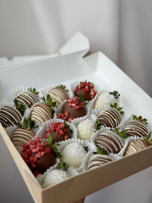 Клубника в шоколаде в форме тюльпана