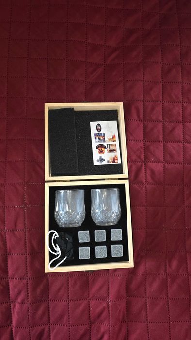 Set pahare whisky cu pietre de răcire în cutie din lemn – nou, cadou elegant