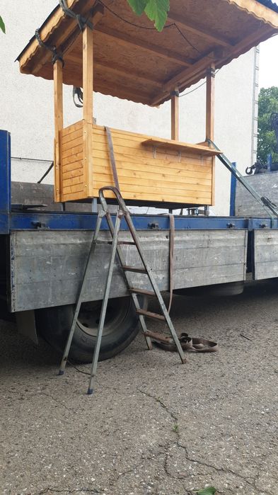 Пазарска маса метална,облечена с  дърво