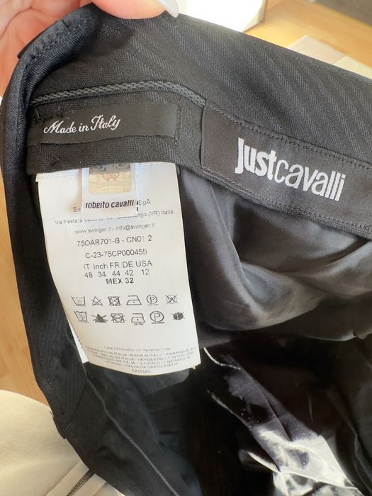 Продавам костюм just cavalli