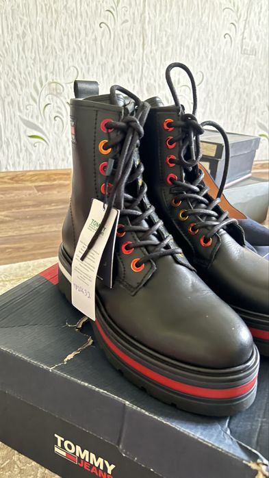 Томи хильфигер кларкс  ботинки  высокие