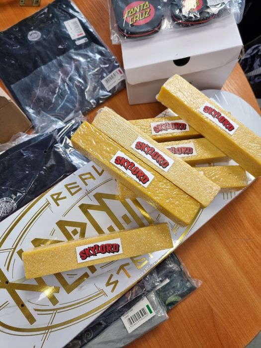 Чистач за шкурка за скейтборд