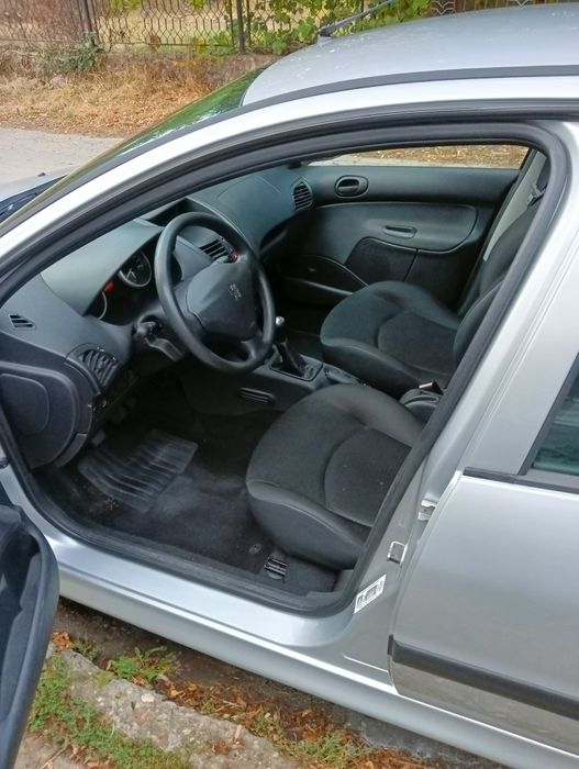 Автомобил Peugeot 206+