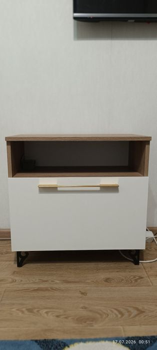Стульчики 4 шт по 1000 за 1 шт. Тумба новая 13 000