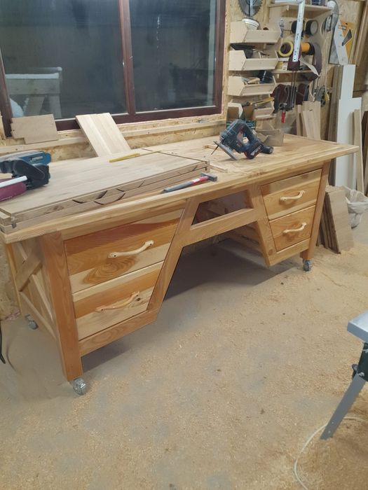 Execut lucrari de tamplarie din lemn masiv