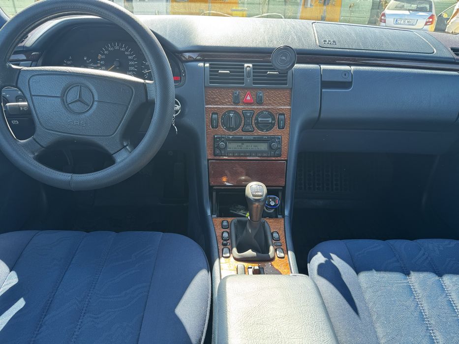 Vând Mercedes Benz E 200