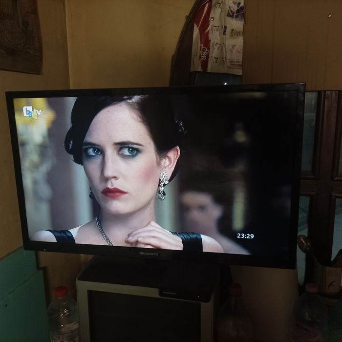 Продавам лед телевизор Самсунг 32 инча