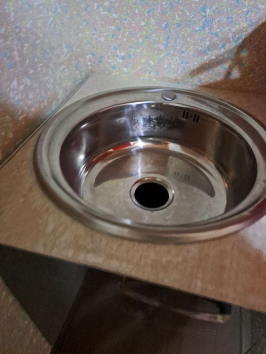 Kuxiniy garnitur sotiladi xolati yaxshi