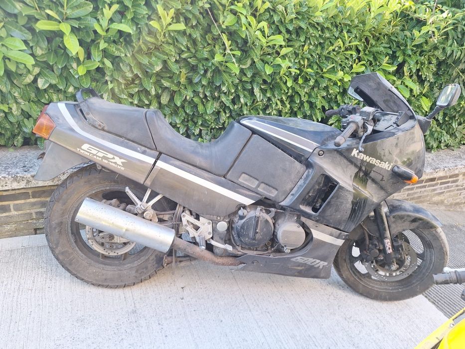 Kawasaki gpx600.