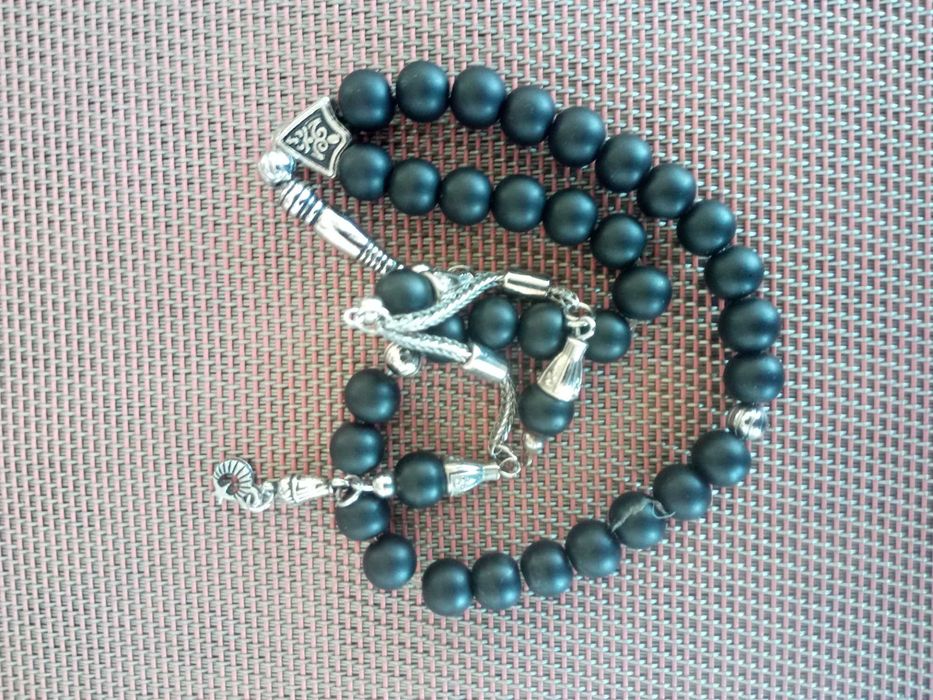 Прекрасна с изработката си старинна броеница.