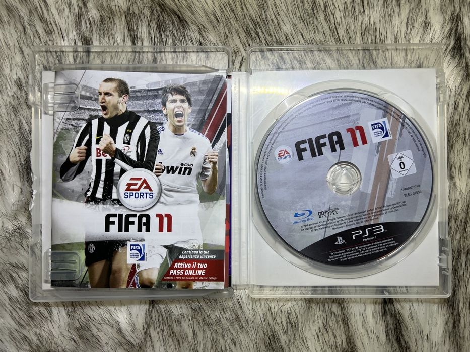 PlayStation 3 + 2 controllere + FIFA 11 – stare bună