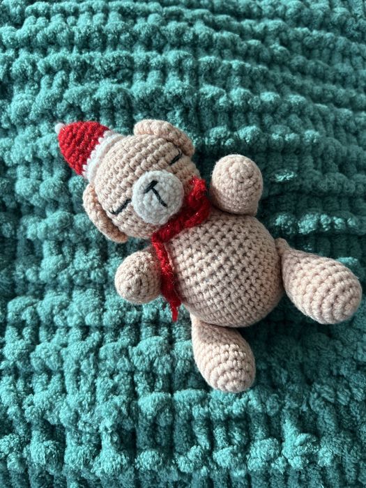 Коледни ръчно плетени играчки