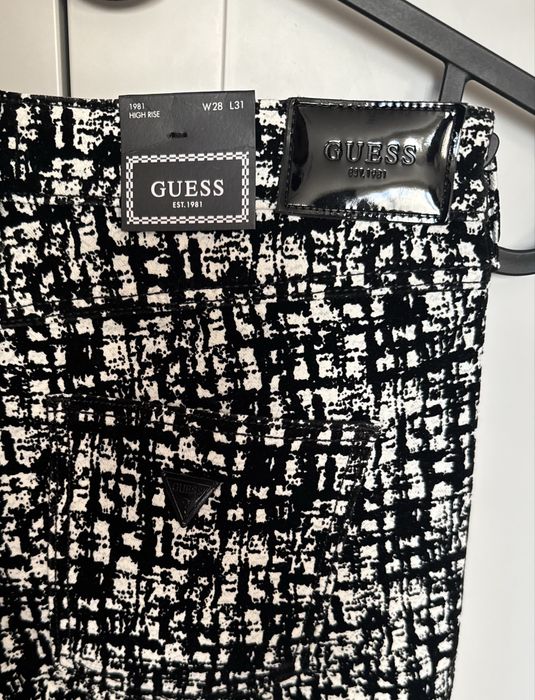 Дамски панталон GUESS – черно-бял десен