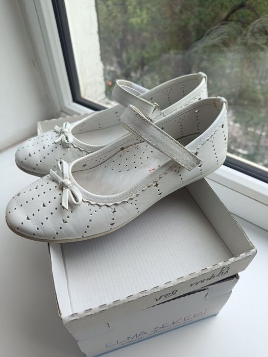 Продам туфли белые девочка