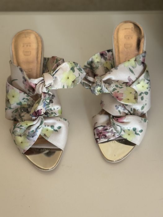 Papuci cu toc ted baker