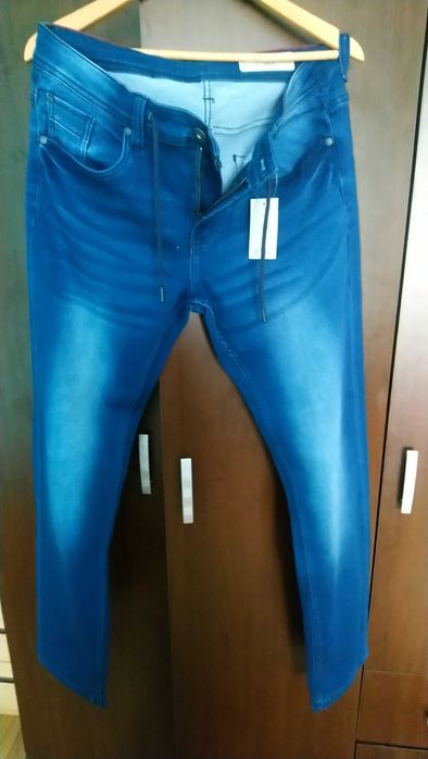 Дънки нови с еластичност .