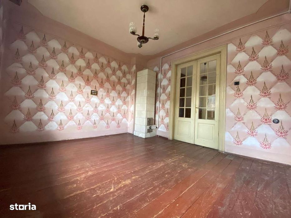 Vand apartament in vila, in zona Decebal