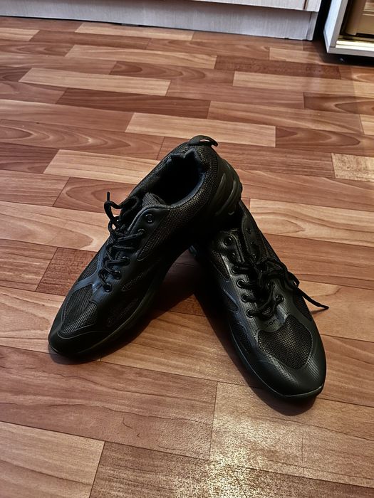 Продам новые кроссовки