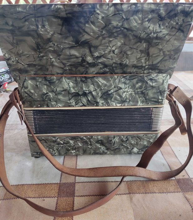 Винтидж акордеон Weltmeister, Германия. 12 баса. Работещ